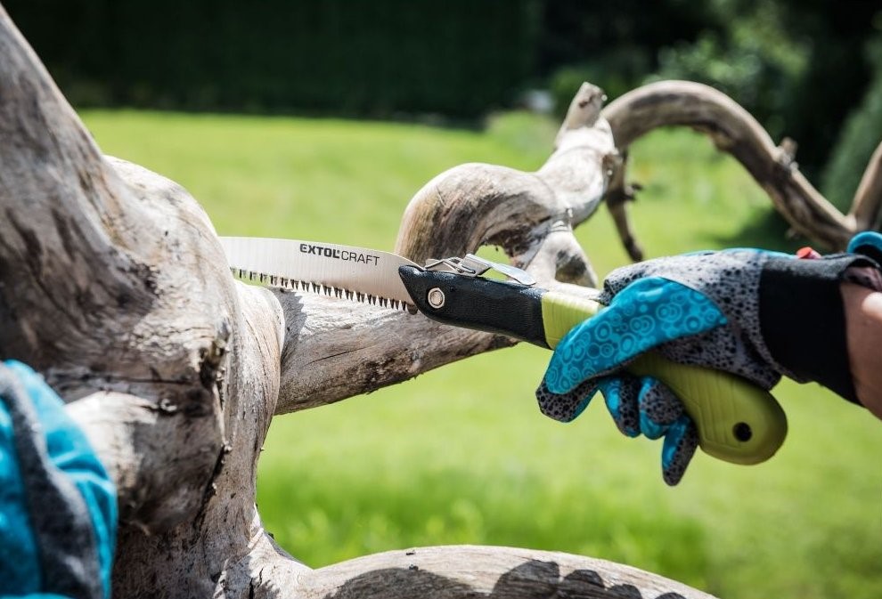 Prořezávací pilka na ovocné stromy